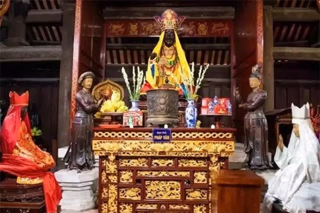  Năm xưa, vùng Dâu có 5 ngôi chùa cổ là: chùa Dâu (thờ thần mây), chùa Đậu (thờ thần mưa), chùa Tướng (thờ thần sấm), chùa Dàn (thờ thần chớp) và chùa Tổ (thờ mẹ của Tứ pháp). 5 ngôi chùa này ngoài thờ Phật còn thờ cả Tứ pháp.