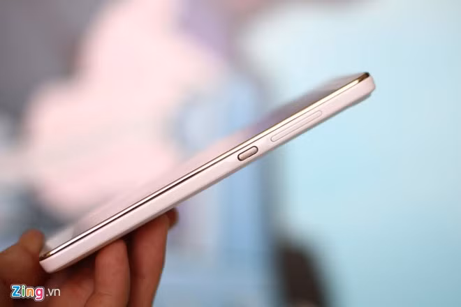 Cụm phím cứng được dồn về cạnh phải, chúng được gia công đơn giản, khá cứng khi sử dụng.