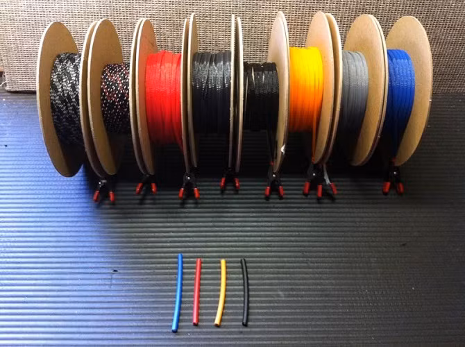  2. Audiophile chơi dàn cũng sẽ đầu tư rất nhiều vào dây nối. Không phải lúc nào điều này cũng là sự thật. Một số hệ thống âm thanh sẽ bị ảnh hưởng đáng kể bởi dây nối, do đó những người sở hữu các hệ thống này có thể bỏ ra hàng triệu đồng để đầu tư các loại dây "xịn". Ngược lại, với các hệ thống không quá cao cấp, các lựa chọn dây nối giá rẻ từ hãng tên tuổi (như Canare) cũng vẫn là quá đủ. Vấn đề cáp nối đã luôn gây tranh cãi trong cộng đồng âm thanh, nhưng những quyết định chính xác nhất vẫn sẽ đến từ đôi tai của người chơi – nếu như một cặp dây "xịn" không thể làm nên khác biệt cho hệ thống của họ, ngay cả các audiophile cầu toàn nhất cũng sẽ lựa chọn dây nối giá rẻ. 