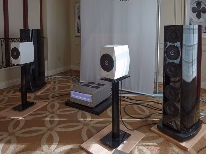  4. Audiophile thì phải chơi loa cỡ lớn. Nếu bạn thấy ai đó có dàn loa to bằng tủ lạnh thì chắc chắn người này là một tín đồ âm thanh, nhưng ngược lại, ngày càng nhiều các fan âm thanh tìm đến những chiếc tai nghe hoặc loa bookshelf (loa cỡ nhỏ) chất lượng cao. Một vài lựa chọn loa cỡ nhỏ như KEF LS50, TAD Evolution One, Technics SB-C700 hoặc những chiếc tai nghe như Grado SR325e, Sennheiser HD650, Etymotic ER4 rõ ràng là dành cho những người sành âm thanh nhất.