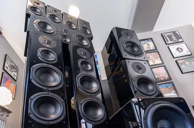  5. Audiophile quan tâm đến thiết bị hơn là âm nhạc. Đây không phải là một quan niệm sai lầm hoàn toàn, bởi với con người thì loa và tai nghe vẫn là cánh cửa dẫn tới âm nhạc. Thiết bị âm thanh càng tốt thì âm nhạc sẽ càng hay. Các audiophile sẽ rất thích được nghe những bài hát quen thuộc trên các thiết bị mới – bằng cách này, họ sẽ khám phá ra những khía cạnh, sắc thái mới trên những giai điệu cũ. Hoặc, bạn cũng có thể cảm thấy vui sướng khi mua được một chiếc loa/tai nghe giá mềm nhưng lại đáp ứng hết tất cả các nhu cầu của bạn. Tuy vậy, âm nhạc vẫn là yếu tố cốt lõi nhất, bởi nếu không yêu thích một nghệ sĩ nào thì bạn cũng khó lòng đầu tư thời gian, công sức vào thiết bị âm thanh và tìm thấy những niềm vui audiophile "đặc trưng" như vậy.