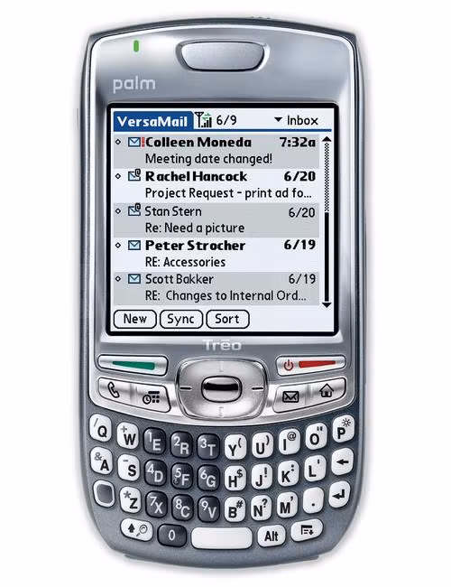  Palm Treo 680. Treo 680 là smartphone đầu tiên của Palm trang bị ăng ten trong, do đó trông hiện đại hơn (so với các điện thoại trước đây của công ty). Treo 680 chạy trên hệ điều hành Palm và cung cấp sự kết hợp bàn phím QWERTY đầy đủ và màn hình cảm ứng 2,5 inch, độ phân giải 320x320 điểm ảnh (kèm theo bút từ). Treo 680 không có kết nối WiFi và 3G nhưng nó được bán như là một smartphone giá phải chăng để sử dụng email, lướt web và nhắn tin. Máy có các màu sắc gồm đỏ và cam, Treo 680 giúp Palm thu hút một lượng người dùng.