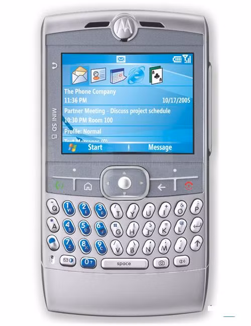  Motorola Q. Được thiết kế để cạnh tranh với các smartphone BlackBerry, Motorola Q có dạng thanh với bàn phím QWERTY đầy đủ và màn hình 2,4 inch, độ phân giải 320 x 240 điểm ảnh (không cảm ứng). Màn hình này được bố trí lệch tâm, hơi đẩy về bên phải của Moto Q. Với độ dày 11,5mm, Motorola Q được coi là smartphone rất mỏng và phong cách vào thời điểm bấy giờ.
