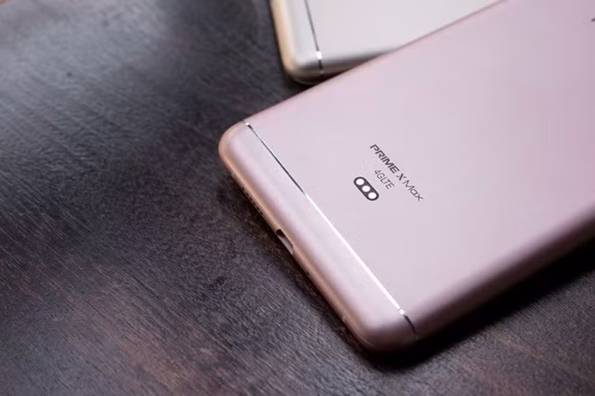 Mặt lưng có in tên của sản phẩm, thiết bị này cũng hỗ trợ mạng LTE 4G.