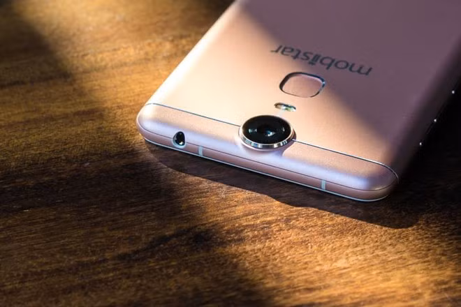 Model này có thể nằm trong nhóm cao cấp và là smartphone thương hiệu Việt đầu tiên được trang bị công nghệ cảm biến vân tay.