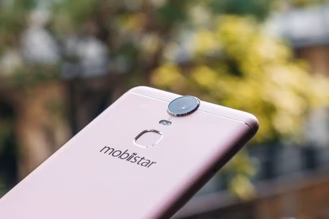 Cảm biến vân tay đặt đặt ở mặt lưng thay vì trên phím Home như di động của Apple hay Samsung.