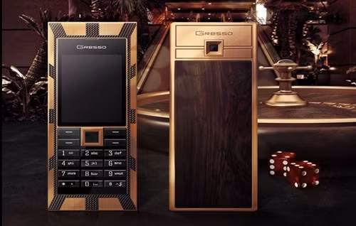  Gresso Luxor Las Vegas. Điện thoại này xuất phát từ nhà cung cấp thiết bị cầm tay sang trọng truyền thống - Gresso, và được gọi là Luxor Las Vegas Jackpot. Điện thoại này được chế tạo tại Thụy Sĩ bằng vàng khối nặng 180 gram. Mặt sau được làm từ một loại gỗ ở châu Phi trên 200 năm tuổi được coi là gỗ đắt tiền nhất trên thế giới. Phím của nó được làm bằng tinh thể sapphire. Và tổng chi phí cho chiếc điện thoại này là 1 triệu đô la.