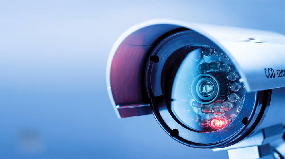  2. Sử dụng đèn flash của điện thoại. Hầu như các camera đều có độ nhạy sáng rất cao. Bạn hãy tắt hết đèn trong phòng và bắt đầu nháy đèn vào các vị trí nghi ngờ. Nếu có một camera đang giấu ở vị trí đó, bạn sẽ nhìn thấy một chấm đỏ nhỏ hoặc ánh sáng phản xạ trở lại. Đó là ánh sáng phát ra từ ống kính của chiếc camera.