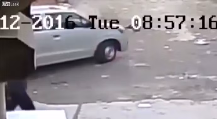 Bé gái đã may mắn sống sót sau khi bị ô tô phóng qua người. Untitled