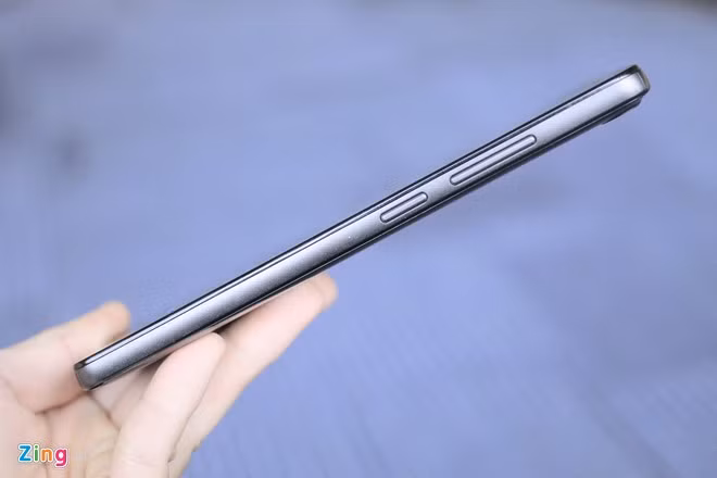 Cụm phím cứng được dồn về cạnh phải, chúng được bố trí thấp, có thể dễ dàng sử dụng bằng 1 tay.