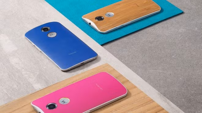  Motorola Moto X (2013): Moto X sở hữu thiết kế tinh tế và độc đáo. Sản phẩm có nhiều mẫu vỏ chính hãng đủ màu sắc và vật liệu để thay thế. Độc đáo hơn, Motorola cho người dùng tham gia chương trình Moto Maker, tự tùy chỉnh thiết kế trên website trước khi đặt hàng.
