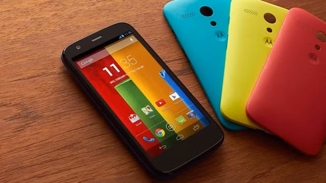  Motorola Moto G (2013): Sau nhiều năm “ngó lơ” với thị trường smartphone, Motorola trở lại với chiếc Moto G. Model có cấu hình tầm trung nhưng đặc biệt cạnh tranh về giá, phù hợp với nhiều đối tượng người dùng. Moto G cũng mở ra cuộc chiến khốc liệt về giá.