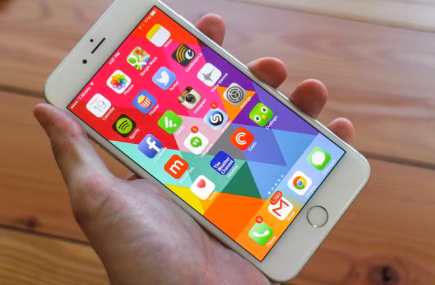  Vô hiệu hóa hiệu ứng động. Hiệu ứng chuyển đổi hình động trong iOS sẽ giúp thao tác chuyển đổi ứng dụng và nhấp vào biểu tượng để mở ứng dụng mới từ màn hình chính trông mượt mà hơn. Tuy nhiên, nó cũng sẽ khiến cho chiếc điện thoại của bạn chậm đi. Có thể tắt chức năng này bằng cách vào: Settings > General > Accessibility và “Reduce Motion” lên. Ngoài ra, bạn cũng có thể điều chỉnh các lựa chọn "Increase Contrast" và "Reduce Transparency" trong phần này để tăng thời lượng sử dụng pin thêm một chút.