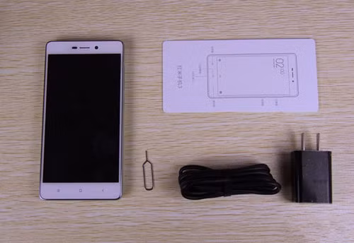 Phụ kiện kèm theo máy gồm sách hướng dẫn sử dụng, củ sạc, cáp kết nối microUSB và que chọc SIM.