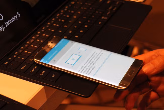 Qua kết nối NFC và sử dụng đồng thời cảm biến dấu vân tay trên điện thoại là thiết bị sẽ được mở. Quá trình này mất nhiều thời gian hơn so với phương pháp nhập mật khẩu cổ điển nhưng có độ an toàn cao và “chất” hơn.