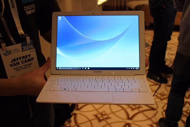 Galaxy Tab Pro S sở hữu màn hình AMOLED 12 inch độ phân giải 2.260 x 1.440 pixel có độ sáng cực cao.
