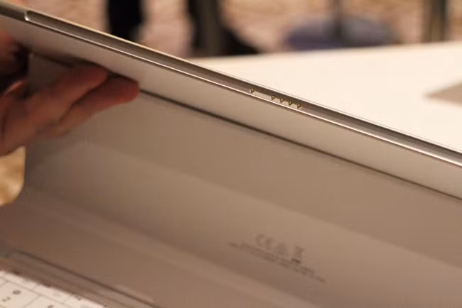 Ngoài ra, Galaxy TabPro S có pin lên tới 5200 mAh cho thời lượng sử dụng lên đến 10,5 giờ, sạc đầy trong 2,5 giờ
