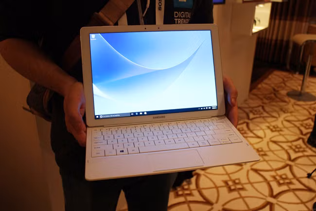 Cận cảnh tablet Galaxy Tab Pro S chạy Windows 10 Can canh tablet Galaxy Tab Pro S chay Windows 10