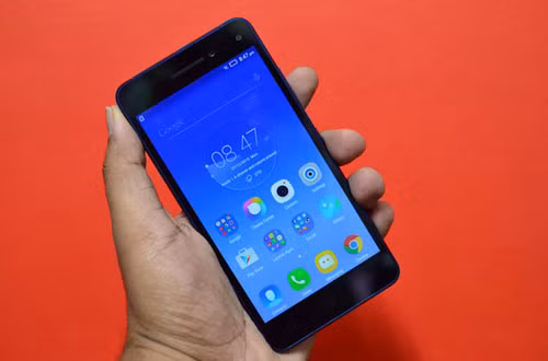 Vibe S1 sử dụng màn hình IPS với kích thước 5 inch, độ phân giải Full HD với mật độ điểm ảnh 441 ppi. Máy dày 7,8mm, trọng lượng 132g. Viên pin dung lượng 2.420 mAh.