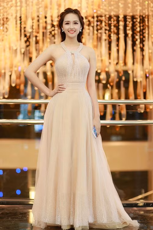 Mai Phương Thúy quyến rũ với bộ đầm cổ yếm màu pastel nhẹ nhàng