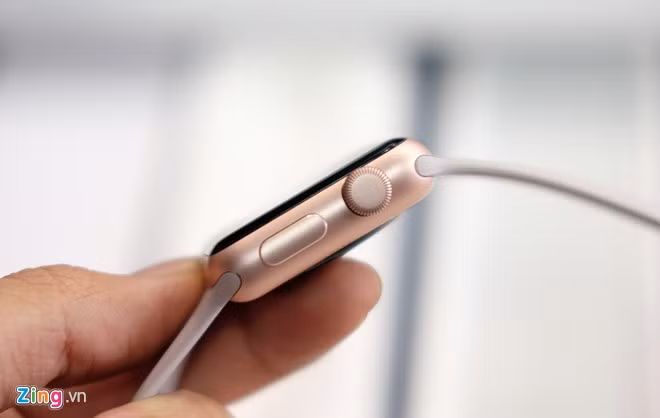 Apple Watch chính hãng tại Việt Nam chỉ khác tên mã và cục sạc 2 chân. Kiểu dáng đồng hồ tương đương bản quốc tế.