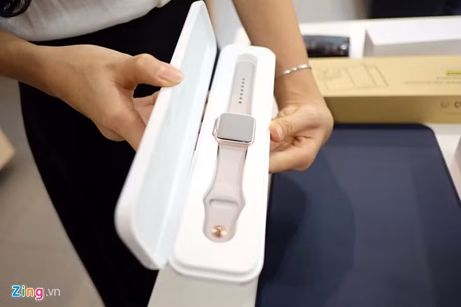 Apple Watch Sport được đựng trong hộp dài.