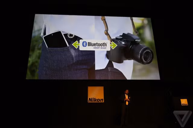 Cùng với việc ra mắt D500, Nikon đã cho giới thiệu công nghệ SnapBridge lần đầu tiên được ứng dụng trên chiếc DSLR này. SnapBridge sẽ giúp bạn chia sẻ nhanh chóng hình ảnh chụp được từ DSLR sang smartphone và các thiết bị không dây khác. Để làm được điều đó, D500 sẽ được tích hợp sẵn hệ thống Bluetooth tiết kiệm năng lượng, luôn luôn kết nối với smartphone dựa trên SnapBridge.