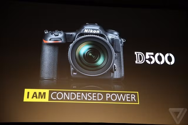 Nikon D500 được thiết kế khá nhỏ gọn, thích hợp với những nhiếp ảnh gia đam mê chụp ảnh động vật hoang dã và thể thao. Hơn nữa, mặt trên và sau của máy được cấu tạo từ hợp kim magie, trong khi phía trước được gia cố bằng sợi carbon tạo sự chắc chắn và bền bỉ cho thân máy.