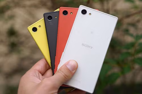  1. Sony Xperia Z5 Compact (9,99 triệu đồng). Dung lượng pin: 2.700 mAh, công nghệ sạc nhanh Quick Charge 2.0, sạc đầy 60% trong 30 phút.