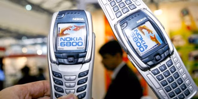  Nokia 6810 từng tạo nên trào lưu thiết kế mới năm 2003 khi sản phẩm mới ra mắt. Nhìn lúc đầu, người dùng sẽ thấy mẫu điện thoại này không có gì nổi bật với kiểu bàn phím truyền thống. Nhưng khi gập mặt trước ra sau sẽ tạo ra dạng bàn phím như máy tính. Nokia 6810 hỗ trợ kết nối Bluetooth, EDGE, BlackBerry email và Wireless Village