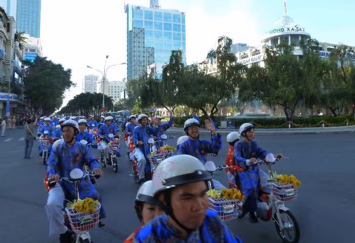 và diễu hành trên các tuyến đường trung tâm thành phố trước khi về Trung tâm tiệc cưới Grand Palace để đãi tiệc