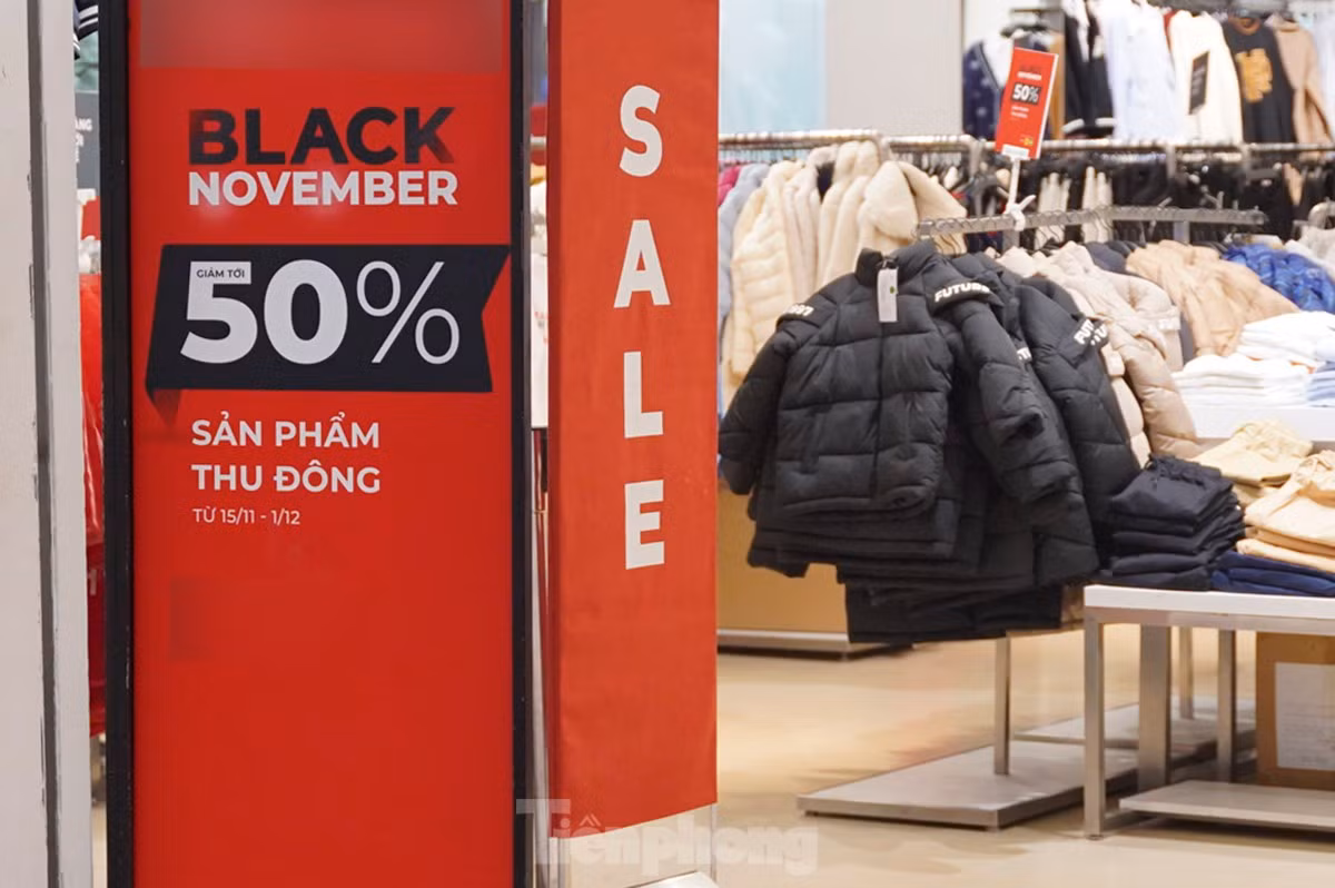 Troi tro lanh cac cua hang quan ao dip Black Friday hut khach-Hinh-3