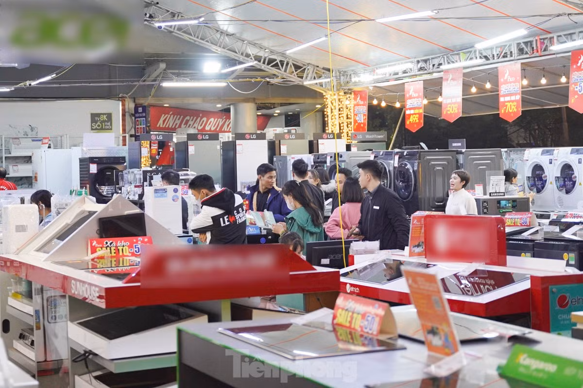Troi tro lanh cac cua hang quan ao dip Black Friday hut khach-Hinh-15