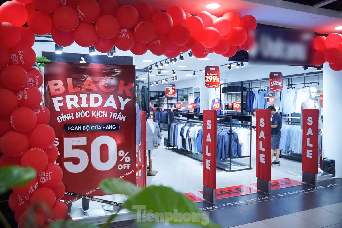 Troi tro lanh cac cua hang quan ao dip Black Friday hut khach