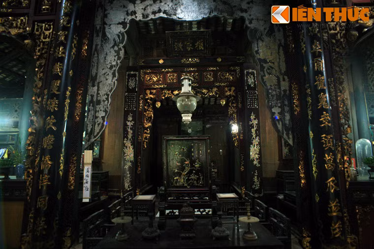 Trung tâm của nhà chính là không gian thờ cúng với các ban thờ, hoành phi, bao lam, liễn đối... được khảm xà cừ rực rỡ.