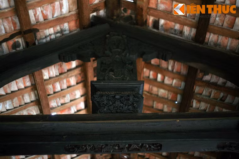 Xà nhà cũng được chạm khắc tỉ mỉ.