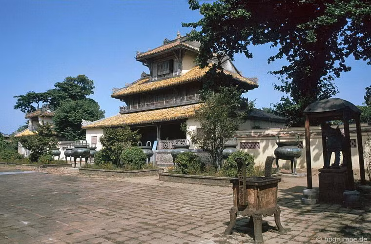 Thế Tổ Miếu thường gọi là Thế Miếu tọa lạc ở góc tây nam bên trong Hoàng thành Huế, là nơi thờ các vị vua triều Nguyễn.