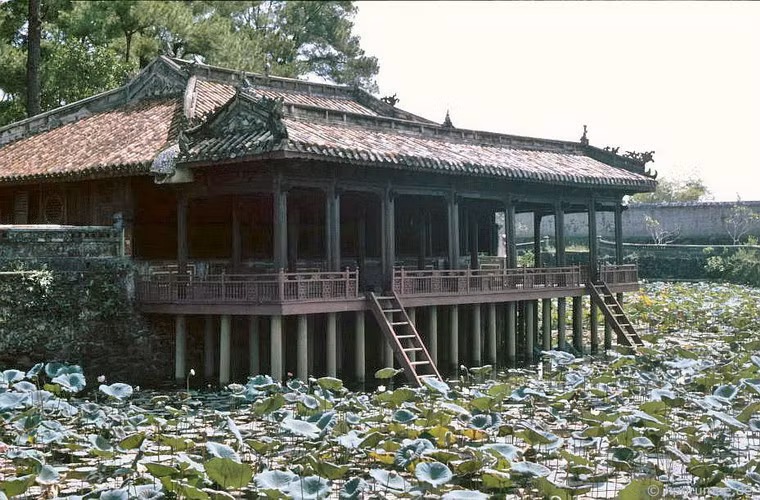 Xung Khiêm Tạ - nơi nhà vua đến ngắm hoa, làm thơ, đọc sách.