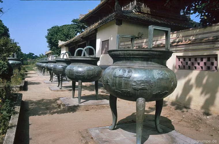 Cửu Đỉnh - chín cái đỉnh bằng đồng, đặt ở trước sân Thế miếu trong Hoàng thành Huế. Mỗi đỉnh có một tên riêng ứng với một thuỵ hiệu của mỗi vị hoàng đế triều Nguyễn.