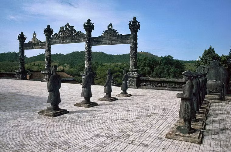 Các hàng tượng lính hầu trên sân lăng.