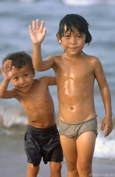 Hai cậu bé trên bãi biển.