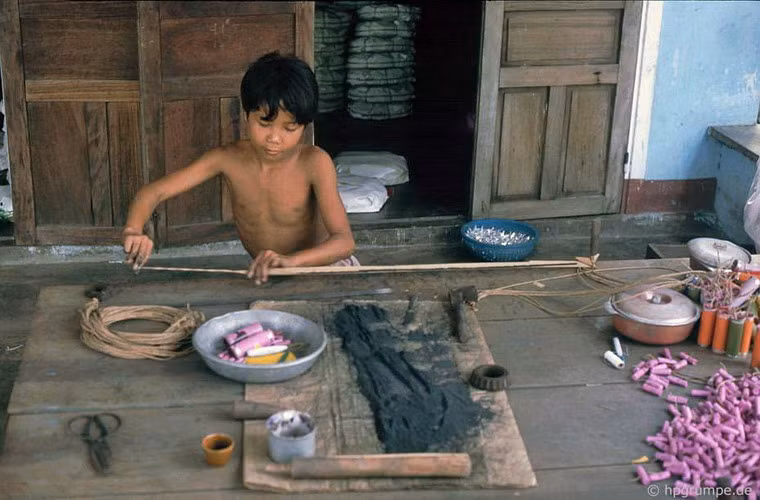 Câu bé làm pháo ở làng Nam Ô, làng nghề pháo truyền thống của Đà Nẵng.