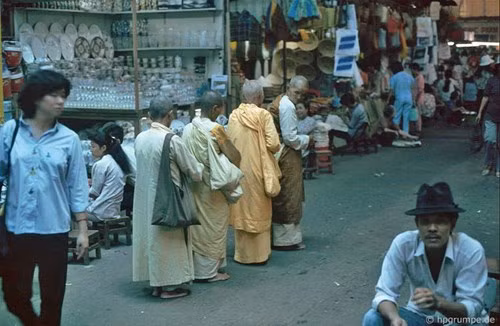 Một nhóm ni cô đi khất thực trong chợ.