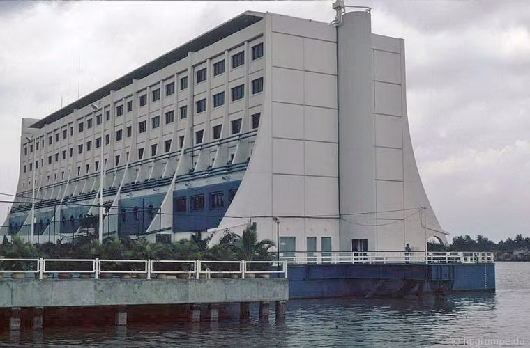 Khách sạn Nổi (Floating Hotel) là một khách sạn 5 sao có thể di chuyển trên mặt nước, được đóng ở Australia. Công trình này đã tọa lạc trên sông Sài Gòn từ tháng 7/1989 đến 4/1997. Sau đó khách sạn đã "nhổ neo" để di chuyển sang Singgapore.