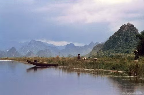Làm ruộng giữa một bên là núi cao, một bên là sông dài.
