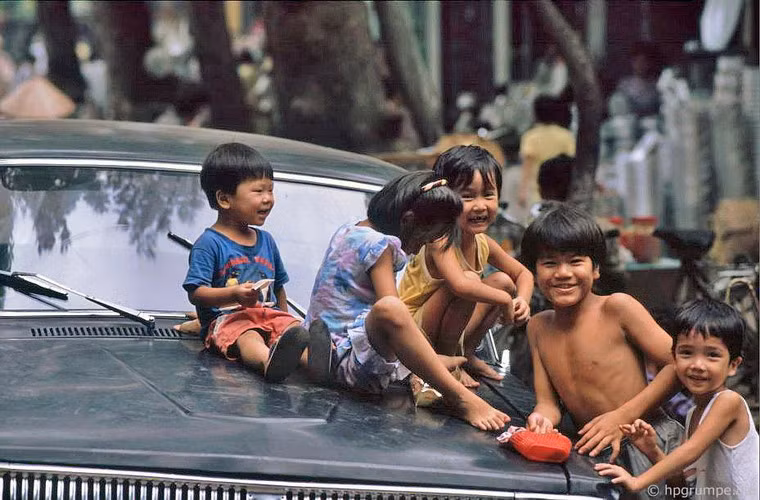 Chơi đùa trên mui một chiếc ô tô con.