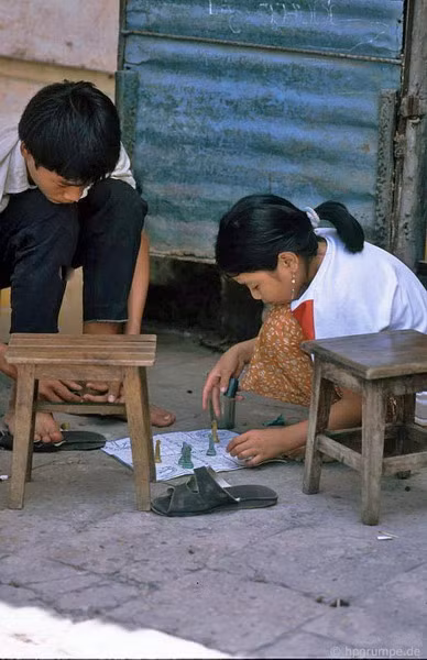 Cá ngựa, một trò chơi gắn liền với tuổi thơ của nhiều trẻ em Hà Nội lứa tuổi 8x.