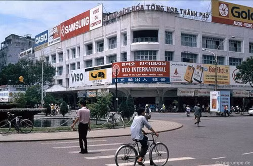 Xe đạp được dựng bên đài phun nước ở trung tâm thành phố.