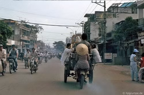 Một chiếc xe ba gác gắn máy thể hiện khả năng chuyên chở.
