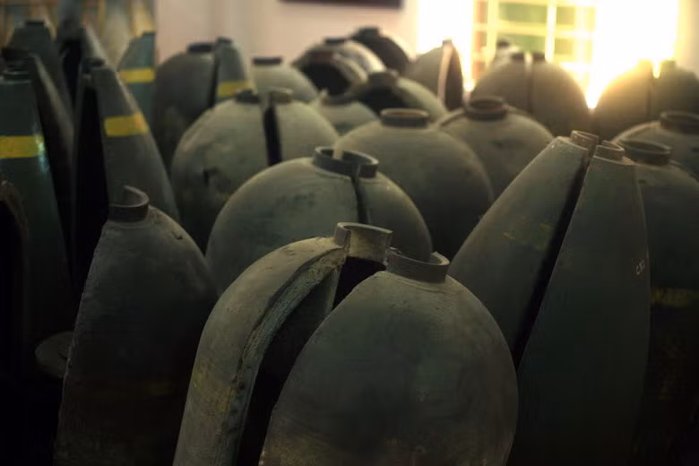  Dù không quá to lớn, nhưng những quả bom bi mẹ CBU 49 C/B là kẻ reo rắc ám ảnh chết chóc kinh hoàng trên mảnh đất Việt Nam. 